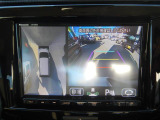【全方位モニター】リバースに入れた際、車両全体を見渡している映像に切り替わります。また、見通しが悪い場所で便利な前方ワイド映像やすれ違いに便利な助手席側ワイド映像など切り替えが出来ますよ♪
