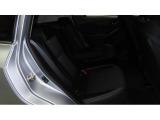 リアシートのセンターアムレストには2つのカップフォルダーつきで、車内全員がゆったりお過ごしいただけます!!