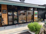 U-BASE初となる「U-BASE COFFEE」がオープン。スイーツやジュースもあり、ごゆっくりおくつろぎ下さい。店内には、アウトドアギアや釣り具、アウトドアラジコンもございます。