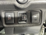 【車線逸脱警報機能(車線逸脱警報システム)】走行中にクルマが車線をはみ出した際に、ブザーなどの警報が鳴り、危険を知らせます。機能には限界があるためご注意ください。