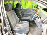運転席まわりには十分なスペースがあり、大柄な方でもゆったり運転していただける環境です。