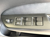 【電動格納ミラー】サイドミラーは電動格納式となっており、狭い駐車場でもキズがつくリスクを抑えられます。