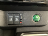 リアドアは乗り降りに便利な両側電動スライドドアです。また運転席に座っていながらスイッチ操作で自在にスライドドアを開け閉めできます。燃費に役立つECONボタンもここです。