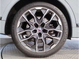 BMWの純正アロイホイールは軽量かつ強度にも優れているホイールで走行性能を引き上げる設計になっております。足元にもBMWは妥協がなくこだわっている個所になります。