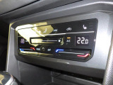 タッチコントロール式エアコンパネル。3ゾーンフルオートエアコン。運転席、助手席それぞれ独立して温度管理が可能です。花粉やダストを除去するフレッシュエアフィルターも装備され、クリーンな室内環境を保ちます