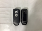 スマートキーを装備しています。鍵を差し込むことなくドアロックの開け閉めと、スタートボタン操作でのエンジンスタートができます。スペアキーも同じものを用意しております。
