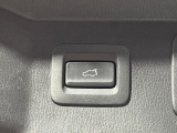 【パワーバックドア】スマートキーや運転席のボタンを押すだけでリアゲートが自動で開閉します!荷物を持っている時や、高い位置にあるバックドアを閉める際に便利な機能です♪