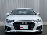 日本人デザイナーの発案によって2005年から採用されている、「シングルフレームグリル」。ひと目でAudiとわかる象徴的なデザインはAudiのブランドイメージを確立しています。