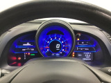 ハイブリット車専用のメーターです。中央のスピードメーターより左右のサブデスプレイで燃費などの情報が見れるようになっています。