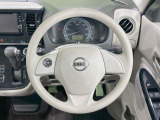 インテリアに合わせたデザインのステアリングは、運転される方のことも考え、運転しやすい形状、大きさです。是非一度、実際に触ってお確かめください。
