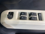 【電動格納ミラー】サイドミラーは電動格納式となっており、狭い駐車場でもキズがつくリスクを抑えられます。