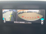 【フロント&サイドカメラ】ドライバーから見にくい死角部分を映像で確認できる前方と左側面にカメラを装着。見通しがきかない場所や住宅密集地などを運転することが多い人におすすめの安心装備です。