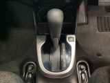 CVT車のセレクトレバーです。低速から高速まで、変速ショックのないスムーズな走りを実現するとともに、エンジン効率のよい領域を維持することで燃費にも貢献します。