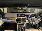 BMWの操作パネルは使いやすさを追求し日常生活で必要なボタン&スイッチを使えるようにした構造となっております。購入時から沢山触って体感してください。