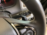 ステアリングの裏側、左右にパドルシフトがついています。右が+、左が-の操作でシフトチェンジを行い、エンジンブレーキなどのマニュアル操作ができます。