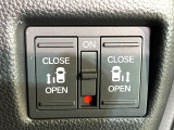 【両側パワースライドドア】スマートキーや運転席のスイッチで後席両側スライドドアの開閉が可能♪電動だから力を入れてドアを開ける必要が無く、小さなお子様でも簡単に開け閉めでき快適です♪