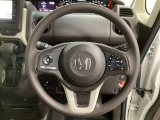 ハンドルにHondaセンシング系のクルーズコントロールやレーンキープアシストなどのスイッチと、オーディオの操作スイッチが装備されています。ハンドルから手を離さず安全に操作できます。