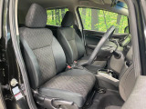 運転席まわりには十分なスペースがあり、大柄な方でもゆったり運転していただける環境です。