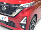 【LEDヘッドライト】悪天候や夜間走行時も良好な視界を確保し安心して運転できる高輝度LEDヘッドライトを装備!点灯速度が早く、消費電力も抑えられています。