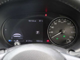 【メーターパネル】素早く車の情報が読み取れる、視認性に優れたシンプルなデザインのメーターパネルです。