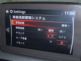 レーンキープアシストとは、車線逸脱回避支援システムです。自車が車線から逸脱する可能性があると、LASが車線からの逸脱を回避するようにハンドル操作をアシストします。