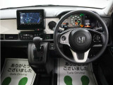 運転にかかわる様々な操作を安全に行えるように視点移動が少なく、操作性に配慮されたスイッチ類が凝縮されたコクピットです。