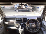 【前方視界】開放的な前方視界!運転がしやすく疲れにくいです♪窓が大きく、見通しがとっても良いおクルマですよ♪