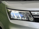 【LEDヘッドライト】悪天候や夜間走行時も良好な視界を確保し安心して運転できる高輝度LEDヘッドライトを装備!点灯速度が早く、消費電力も抑えられています。