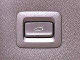 【パワーバックドア】スマートキーや運転席のボタンを押すだけでリアゲートが自動で開閉します!荷物を持っている時や、高い位置にあるバックドアを閉める際に便利な機能です♪