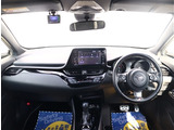 お車選びをお楽しみ頂けるよう、在庫車の展示スペースを十分に確保しております。