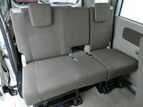 車いすを積載しないときは前席2名乗車・後席2名乗車合計4名乗車できます。