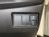 ハンドルの右側には安全装備のVSA(ABS+TCS+横滑り抑制)の解除スイッチと電動格納付きパワーミラーの操作スイッチがついています。