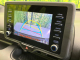【バックカメラ】駐車時に後方がリアルタイム映像で確認できます。大型商業施設や立体駐車場での駐車時や、夜間のバック時に大活躍!運転スキルに関わらず、今や必須となった装備のひとつです!