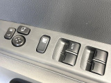 【電動格納ミラー】サイドミラーは電動格納式となっており、狭い駐車場でもキズがつくリスクを抑えられます。