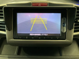 【バックカメラ】ギアをリバースに入れれば自動的にモニターが切り換わるので、車庫入れや後退確認がラクラク OKです!