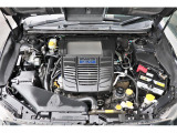 SUBARUの水平対向エンジン、回転バランスに優れているほかエンジン全高が低く、軽量・コンパクトな特性により、車体の低重心化にも貢献します。