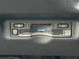 【ETC2.0(DSRC/ITSスポット)】ETCカードを挿入すれば料金所はノンストップで通過できます。ETC限定の割引や、高速道路の情報提供サービスを利用できます。