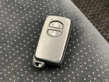 ドアの開閉時、両手が荷物で塞がっている時はキーレスでのカギの解除が大変ですよね。スマートキーはポケットやバッグに入れておけば、ノブに触れただけでロックの解除が可能です。とても便利な機能です。
