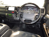運転の際、常に目にする部分だけにシックで飽きのこないデザインが良いですね。