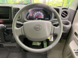 インテリアに合わせたデザインのステアリングは、運転される方のことも考え、運転しやすい形状、大きさです。是非一度、実際に触ってお確かめください。