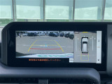 【パノラミックビューモニター】クルマを真上から見下ろした視点で駐車をサポートします。クルマの斜め後ろや真横など、いち早く障害物に気が付くことができます。