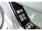 【シートメモリー機能】運転席・助手席に3とおりの設定が可能なシートメモリーを装備。スイッチひとつでお好みのシートポジションに稼働いたします。
