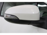 バイカラーでお洒落なウインカーミラーです。ウインカーミラーはお洒落なだけでなく、対向車や歩行者からの視認性が良く安全性が向上し、事故防止にもつながります。