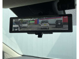 インテリジェントルームミラー。車両後方のカメラ映像をミラー面に映し出すため、車内の状況や天候などに影響されずいつでもクリアな後方の視界が得られます。