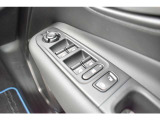 運転席側ドアの手すりに、全窓操作ボタンとドアミラー操作スイッチがございます。