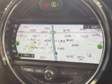 ●純正ナビ:一体感のあるナビは、高級感ある車内を演出してくれます。オーディオ機能も充実しておりますので、運転もより楽しめます♪