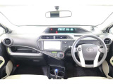 フードが低いセンターメーターで運転席からの視界は良く、助手席からもメータの情報を見ることが出来ます。操作ボタンやダイヤルが届きやすい位置に配置されていて利便性も良い使いやすい運転席廻りです。