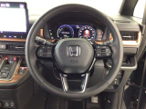 【ハンドル】運転にかかわる様々な操作を安全に行えるように視点移動が少なく操作性に配慮されたスイッチ類が凝縮されたコックピットです。