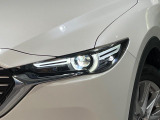 【LEDヘッドライト】悪天候や夜間走行時も良好な視界を確保し安心して運転できる高輝度LEDヘッドライトを装備!点灯速度が早く、消費電力も抑えられています。