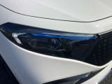 右ヘッドランプ。LEDハイパフォーマンスヘッドライトを装備。
